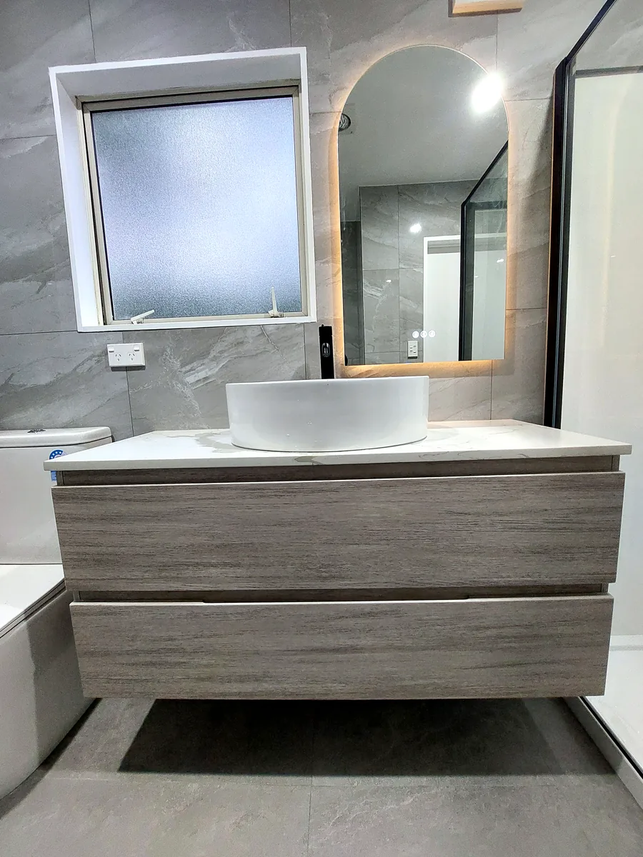 Small Auckland ensuite renovation with walk-in shower — design ideas